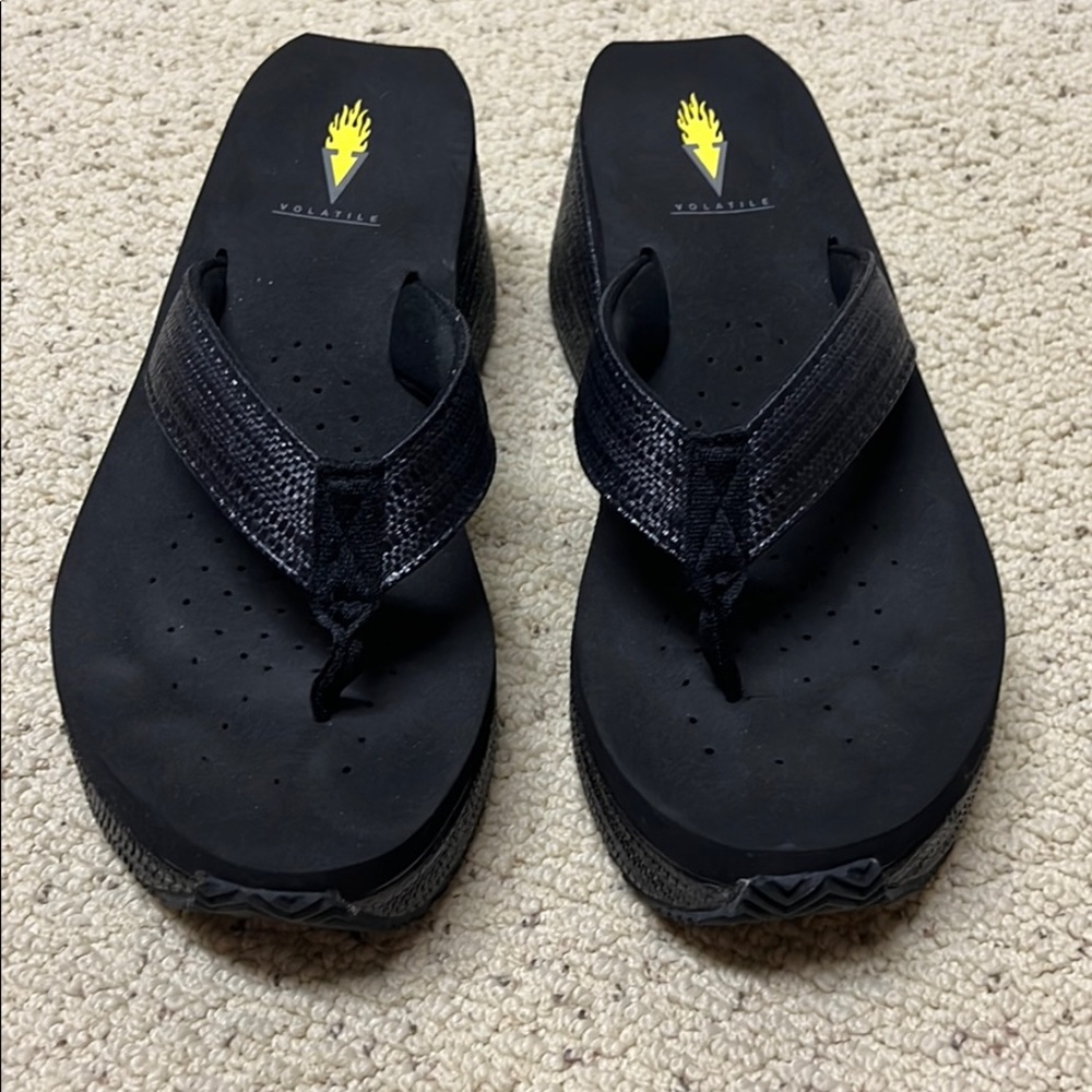 Volatile black sandals